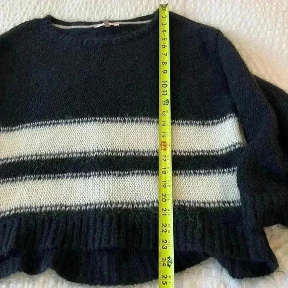Victoria's Secret Wool Blend size Small pullover - Picture 4 of 9